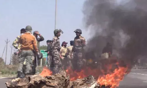 यवतमाळमध्ये शिवसेनेच्या पदाधिकाऱ्याची घरात घुसून हत्या, संतप्त शिवसैनिकांचा रास्ता रोको यवतमाळमध्ये शिवसेनेच्या पदाधिकाऱ्याची घरात घुसून हत्या, संतप्त शिवसैनिकांचा रास्ता रोको
