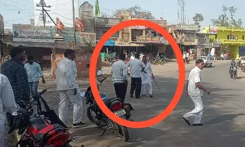 धक्कादायक..! आधी मुलीची छेड, मग जाब विचारणाऱ्या मुख्याध्यापकावर तलवारीने हल्ला धक्कादायक..! आधी मुलीची छेड, मग जाब विचारणाऱ्या मुख्याध्यापकावर तलवारीने हल्ला