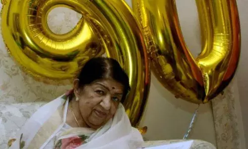 गानसम्राज्ञी लता मंगेशकर यांची प्रकृती पुन्हा गंभीर गानसम्राज्ञी लता मंगेशकर यांची प्रकृती पुन्हा गंभीर