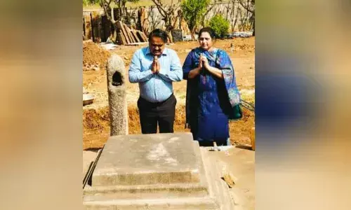 महाराष्ट्राचा महापिता दूर कर्नाटकाच्या मातीत एकाकी  विसावला !   -विश्वास पाटील महाराष्ट्राचा महापिता दूर कर्नाटकाच्या मातीत एकाकी  विसावला !   -विश्वास पाटील