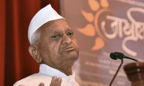 वाईन विक्रीच्या विरोधातील अण्णा हजारे यांचे उपोषण मागे वाईन विक्रीच्या विरोधातील अण्णा हजारे यांचे उपोषण मागे