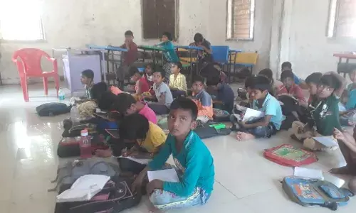 जागेअभावी शाळा मंदिरात भरवण्याची वेळ जागेअभावी शाळा मंदिरात भरवण्याची वेळ