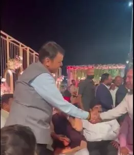 देवेंद्र फडणवीस यांचे मालेगाव स्फोटातील आरोपीशी हस्तांदोलन, काँग्रेसने ट्विट केला व्हिडिओ