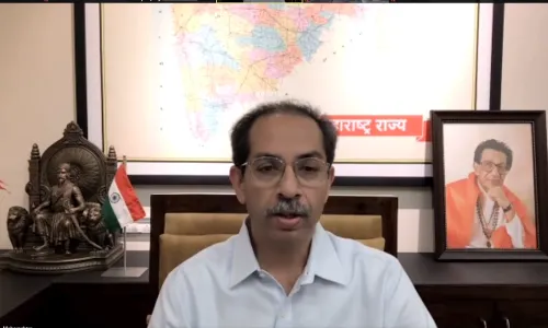 मी ज्या घोषणा केल्या पाहिजे होत्या त्या तुम्ही करुन टाकल्या, मुख्यमंत्र्यांनी केंद्रीय मंत्र्यांना सुनावले मी ज्या घोषणा केल्या पाहिजे होत्या त्या तुम्ही करुन टाकल्या, मुख्यमंत्र्यांनी केंद्रीय मंत्र्यांना सुनावले