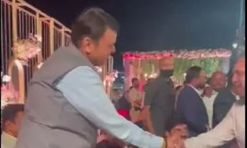 देवेंद्र फडणवीस यांचे मालेगाव स्फोटातील आरोपीशी हस्तांदोलन, काँग्रेसने ट्विट केला व्हिडिओ देवेंद्र फडणवीस यांचे मालेगाव स्फोटातील आरोपीशी हस्तांदोलन, काँग्रेसने ट्विट केला व्हिडिओ