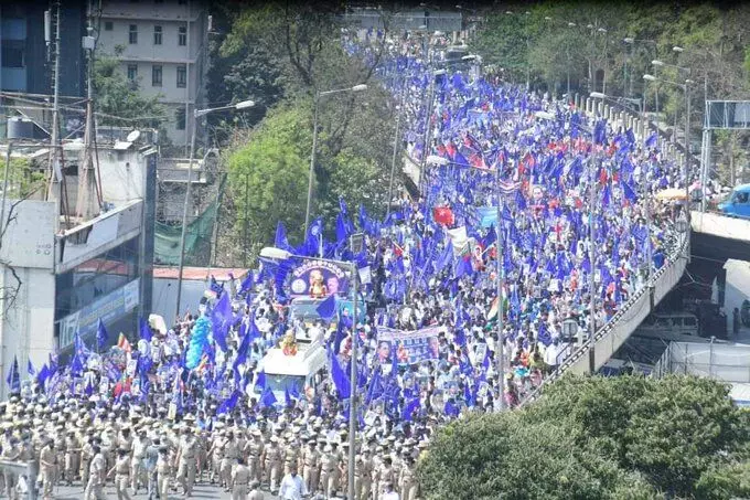 डॉ.बाबासाहेब आंबेडकर यांच्या फोटोला न्यायाधीशांचा विरोध, कारवाईच्या मागणीसाठी दलित संघटना रस्त्यावर