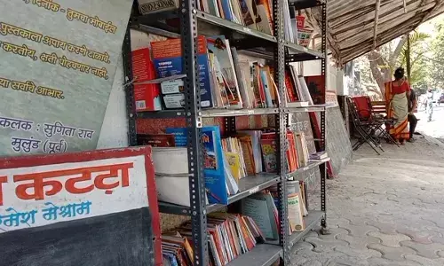 Special Report : फुटपाथवरील ग्रंथालय...पुस्तकांचा खजिना दिवस-रात्र खुला Special Report : फुटपाथवरील ग्रंथालय...पुस्तकांचा खजिना दिवस-रात्र खुला