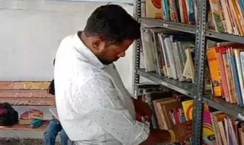 Special Report : फुटपाथवरील ग्रंथालय...पुस्तकांचा खजिना दिवस-रात्र खुला Special Report : फुटपाथवरील ग्रंथालय...पुस्तकांचा खजिना दिवस-रात्र खुला