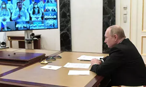 Russia vs Ukraine : युद्धाची शक्यता वाढली, पुतीन यांचा धक्कादायक निर्णय Russia vs Ukraine : युद्धाची शक्यता वाढली, पुतीन यांचा धक्कादायक निर्णय