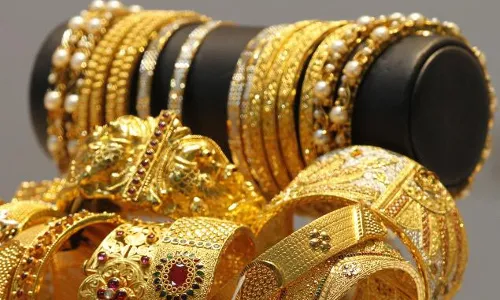 युक्रेन-रशिया युद्ध, सोन्यामध्ये गुंतवणूक करणे योग्य आहे का? युक्रेन-रशिया युद्ध, सोन्यामध्ये गुंतवणूक करणे योग्य आहे का?