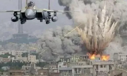 Russia vs Ukraine : रशियाच्या क्षेपणास्त्र हल्ल्यात युक्रेनचे ७० सैनिक ठार, भारतीयांना कीव शहर सोडण्याच्या सूचना Russia vs Ukraine : रशियाच्या क्षेपणास्त्र हल्ल्यात युक्रेनचे ७० सैनिक ठार, भारतीयांना कीव शहर सोडण्याच्या सूचना