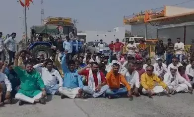शेतकऱ्यांना दिवसा वीज पुरवठा करण्यासाठी स्वाभिमानीचे आंदोलन शेतकऱ्यांना दिवसा वीज पुरवठा करण्यासाठी स्वाभिमानीचे आंदोलन