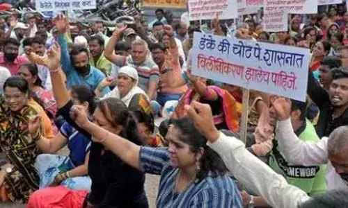 कामावर परतण्याचे आवाहन एसटी कर्मचाऱ्यांनी फेटाळले, आमरण उपोषणाचा इशारा कामावर परतण्याचे आवाहन एसटी कर्मचाऱ्यांनी फेटाळले, आमरण उपोषणाचा इशारा