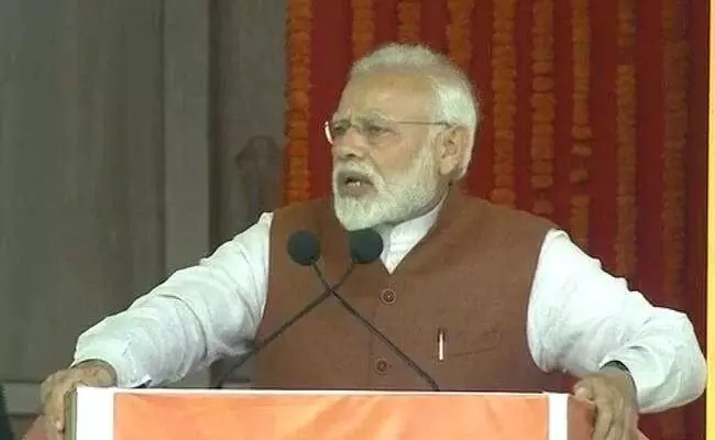 पंतप्रधान मोदींनी अनावरण केलेल्या पुतळ्याच्या मेघडंबरीचा भाग कोसळला