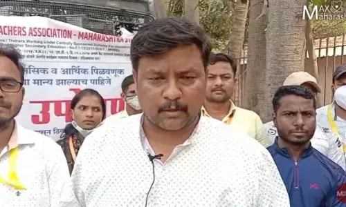 आझाद मैदानातून : कोरोनामुळे नोकरी गेलेल्या शिक्षकांचे आंदोलन आझाद मैदानातून : कोरोनामुळे नोकरी गेलेल्या शिक्षकांचे आंदोलन