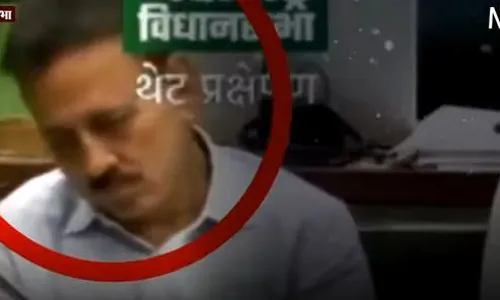 गिरीश महाजन यांच्या डुलक्या आणि शेलारांच्या कोपरखळ्या गिरीश महाजन यांच्या डुलक्या आणि शेलारांच्या कोपरखळ्या