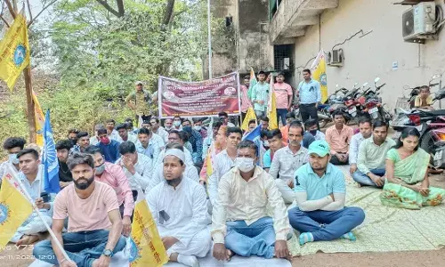 बारावीतील आदिवासी विद्यार्थ्याचा संशयास्पद मृत्यू, कारवाईच्या मागणीसाठी ठिय्या आंदोलन