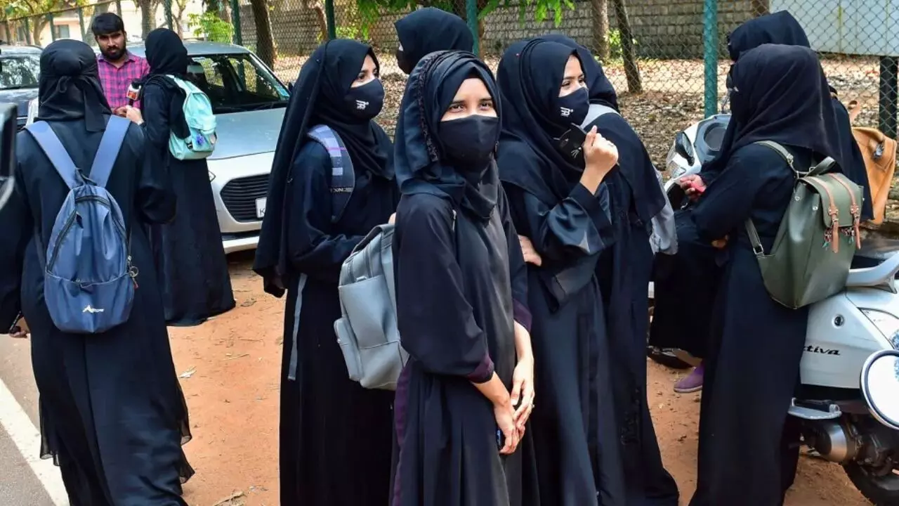 Hijab Row : पुन्हा हिजाब वाद पेटणार? उच्च न्यायालयाच्या निकालानंतर विद्यार्थ्यांचा परीक्षांवर बहिष्कार