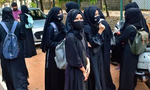 Hijab Row : पुन्हा हिजाब वाद पेटणार? उच्च न्यायालयाच्या निकालानंतर विद्यार्थ्यांचा परीक्षांवर बहिष्कार Hijab Row : पुन्हा हिजाब वाद पेटणार? उच्च न्यायालयाच्या निकालानंतर विद्यार्थ्यांचा परीक्षांवर बहिष्कार