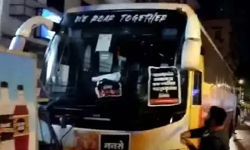 मुंबईत IPL ची बस मनसेनं फोडली... मुंबईत IPL ची बस मनसेनं फोडली...