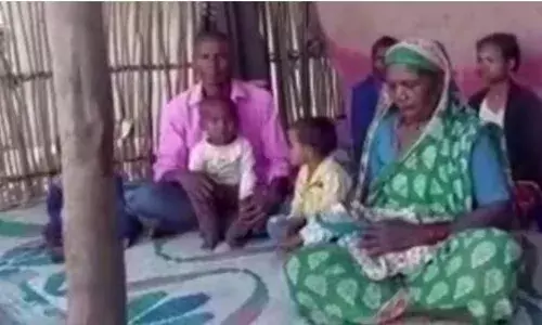 मानवतेच्या रंगाची धुळवड, आईचं छत्र गमावलेल्या चिमुरड्यांना मिळाला आधार मानवतेच्या रंगाची धुळवड, आईचं छत्र गमावलेल्या चिमुरड्यांना मिळाला आधार