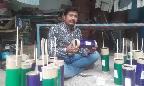 वाढत्या रेडिएशनमुळे चिमण्यांच्या हरवतोय आवाज; चिमण्या वाचवण्यासाठी युवकाची धडपड वाढत्या रेडिएशनमुळे चिमण्यांच्या हरवतोय आवाज; चिमण्या वाचवण्यासाठी युवकाची धडपड