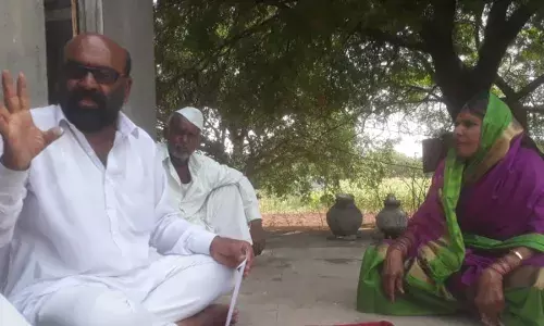 शब्दांनीच पेटतात घरे,दारे देश आणि माणसे सुद्धा; जागतिक काव्य दिनानिमित्त कवींनी मांडली सामाजिक व्यथा शब्दांनीच पेटतात घरे,दारे देश आणि माणसे सुद्धा; जागतिक काव्य दिनानिमित्त कवींनी मांडली सामाजिक व्यथा