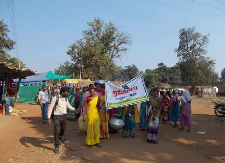 देवाले मोहफुल लागते, दारू त माणसायले लागते...