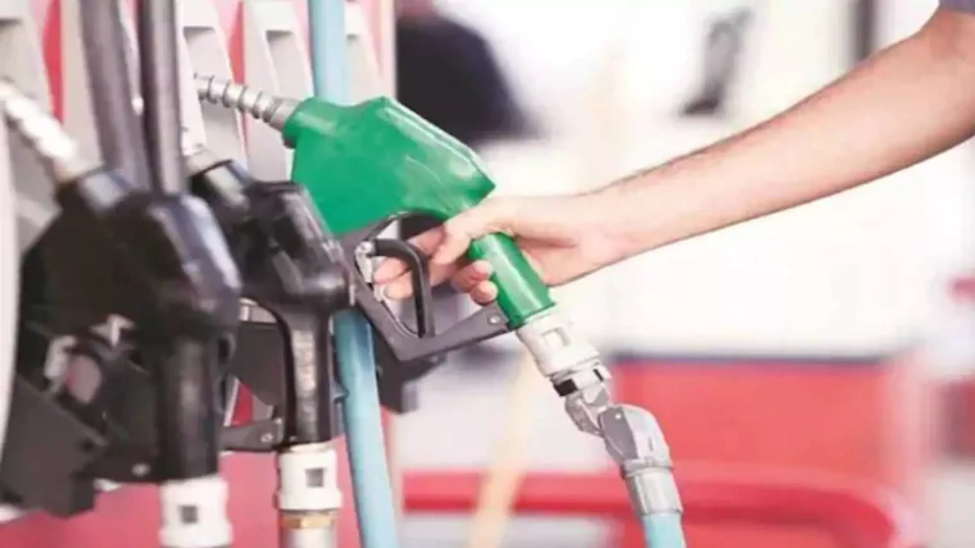 #PetrolDieselPriceHike :  १ लिटर पेट्रोल परवडत नाही आणि थोडे पेट्रोल पंपचालक देत नाहीत