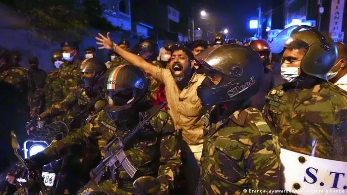 आर्थिक आणीबाणीनंतर श्रीलंकेत राजकीय आणीबाणी