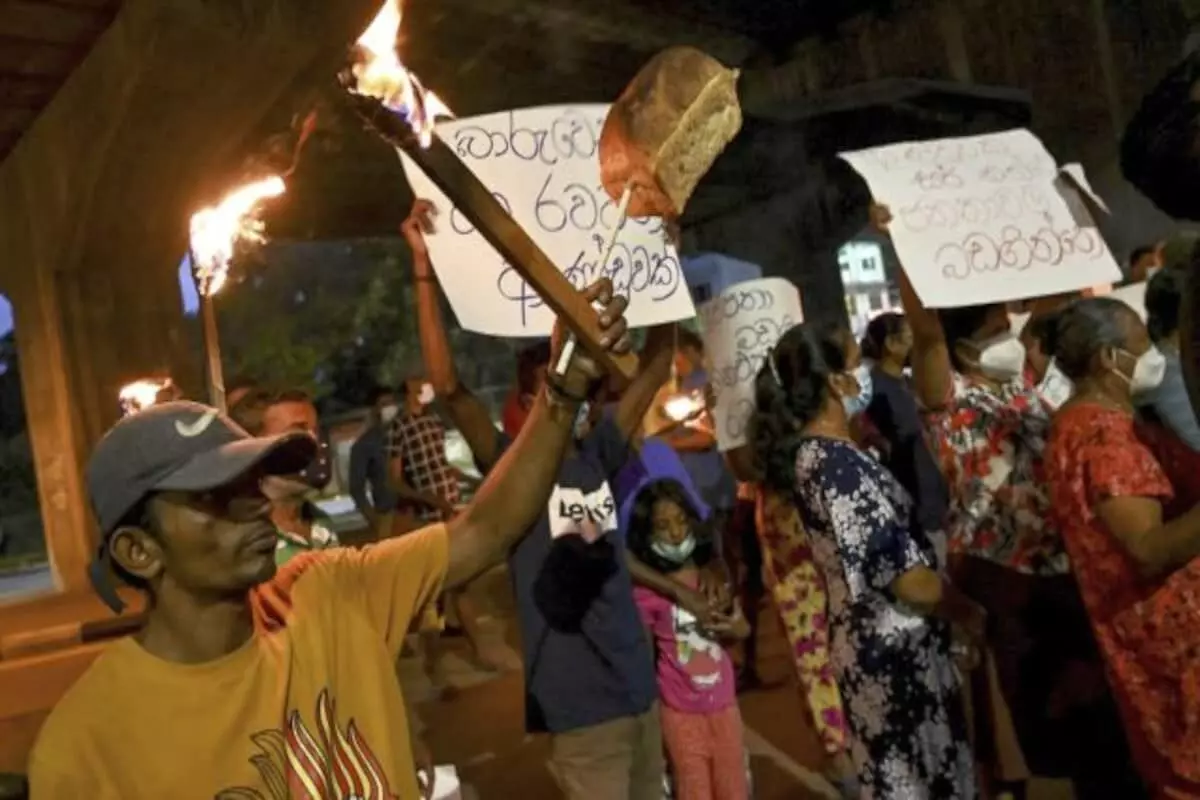 Shrilanka Crisis :  एका दिवसात अर्थमंत्र्यांचा राजीनामा, श्रीलंकेत सरकार अल्पमतात