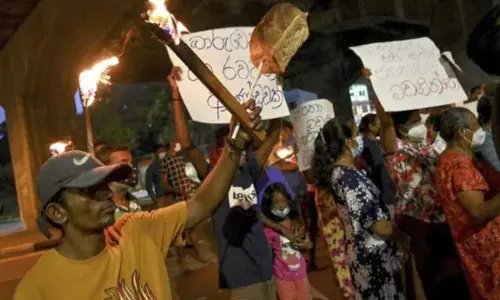 Shrilanka Crisis :  एका दिवसात अर्थमंत्र्यांचा राजीनामा, श्रीलंकेत सरकार अल्पमतात Shrilanka Crisis :  एका दिवसात अर्थमंत्र्यांचा राजीनामा, श्रीलंकेत सरकार अल्पमतात