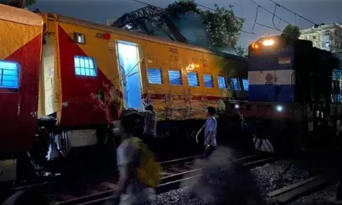 मुंबईतील माटुंगा स्टेशनवर दोन एक्सप्रेसची धडक