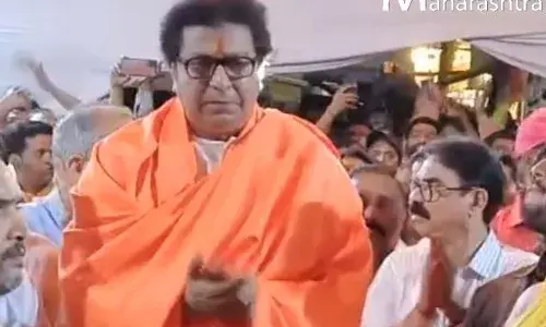 राज ठाकरेंनी दाखवला समजूतदारपणा, अजान संपल्यावर पोहोचले आरतीला राज ठाकरेंनी दाखवला समजूतदारपणा, अजान संपल्यावर पोहोचले आरतीला