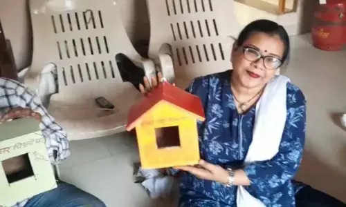 पर्यावरण संवर्धनासाठी पाहुण्यांना पाहुणचारात चिमणीचे घरटे भेट पर्यावरण संवर्धनासाठी पाहुण्यांना पाहुणचारात चिमणीचे घरटे भेट
