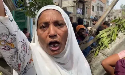 पहले रामनवमी, ईद नही थी क्या, अभी क्यो हो रहा है....- एका महिलेचा सरकारला सवाल पहले रामनवमी, ईद नही थी क्या, अभी क्यो हो रहा है....- एका महिलेचा सरकारला सवाल