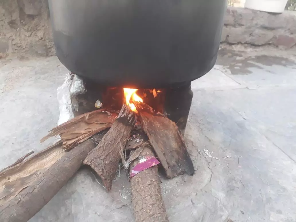 गॅसच्या किंमती वाढल्याने ग्रामीण भागातील महिला वळल्या चुलीवरच्या स्वयंपाकाकडे