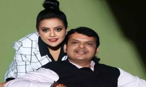 ठाकरीभाषेचं कौतुक करणारे दुटप्पी एका महिलेला ट्रोल करताहेत – राजू परुळेकर ठाकरीभाषेचं कौतुक करणारे दुटप्पी एका महिलेला ट्रोल करताहेत – राजू परुळेकर