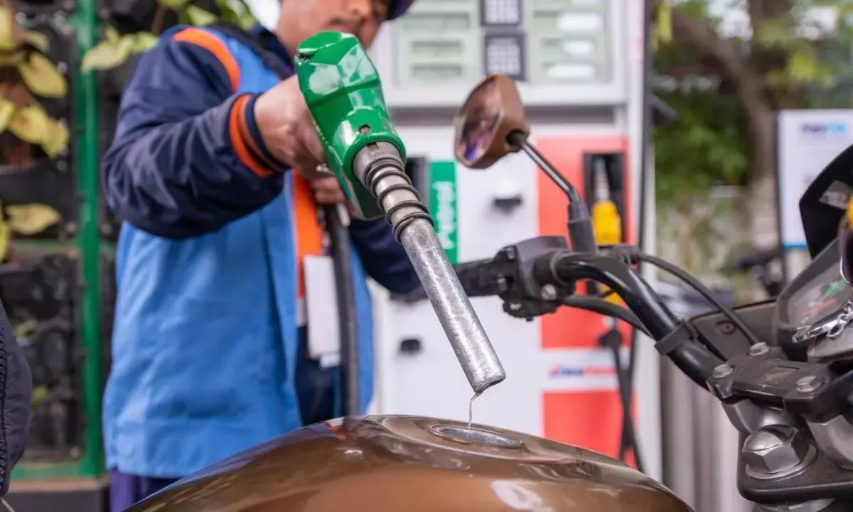 Petrol diesel price : सलग 20 दिवसापासून पेट्रोल डिझेलच्या दरात वाढ नाही, वाचा काय आहेत आजचे दर