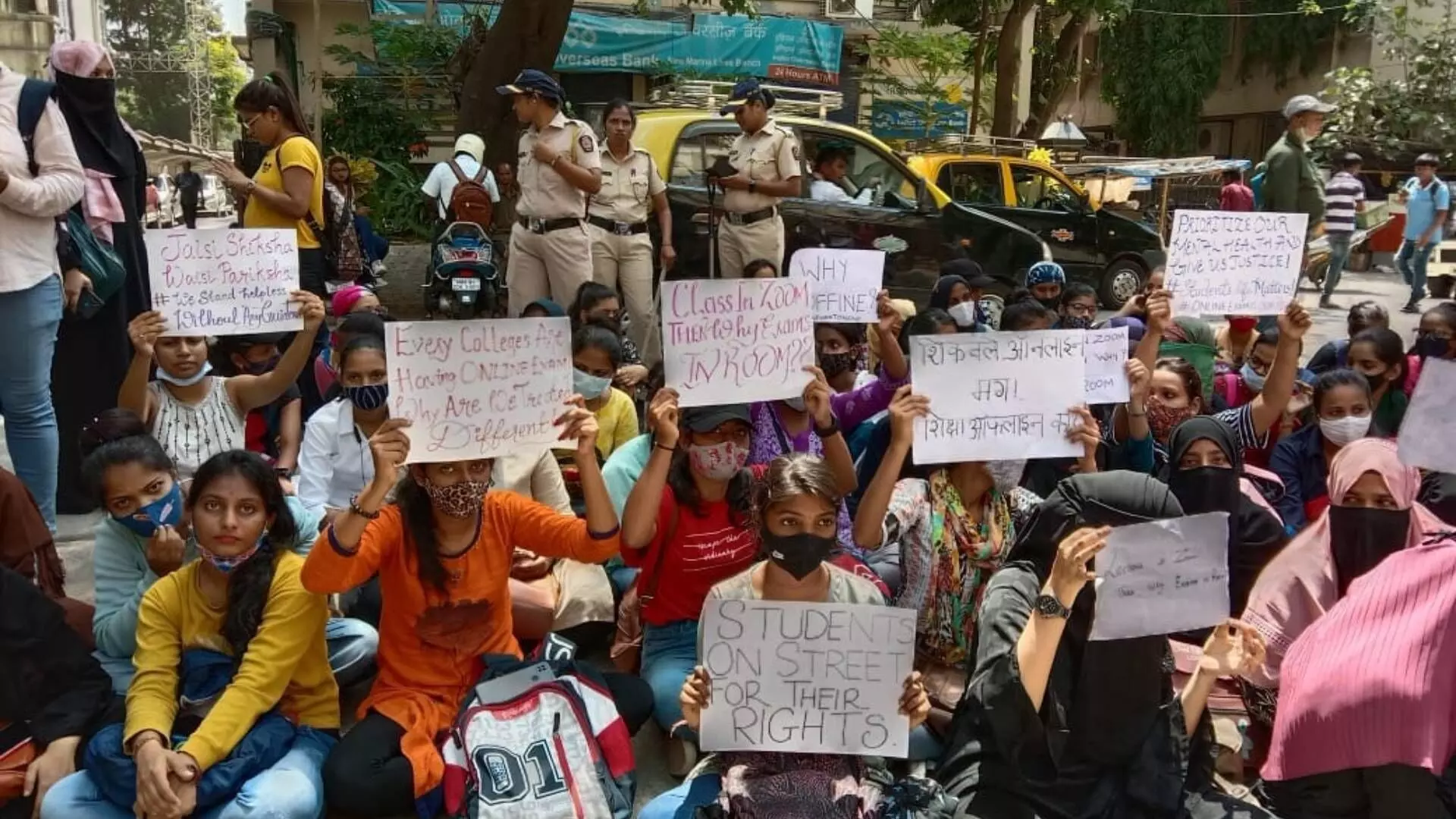 वर्ग ऑनलाईन तर मग परीक्षा ऑफलाईन का? SNDTच्या विद्यार्थिनींचा सवाल
