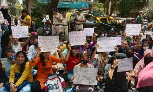 वर्ग ऑनलाईन तर मग परीक्षा ऑफलाईन का? SNDTच्या विद्यार्थिनींचा सवाल वर्ग ऑनलाईन तर मग परीक्षा ऑफलाईन का? SNDTच्या विद्यार्थिनींचा सवाल