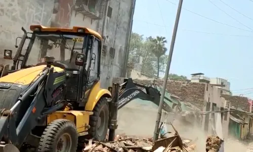 कल्याण डोंबिवली महापालिकेचा अनधिकृत बांधकामांवर बुलडोजर, भूमाफियांचे धाबे दणाणले कल्याण डोंबिवली महापालिकेचा अनधिकृत बांधकामांवर बुलडोजर, भूमाफियांचे धाबे दणाणले