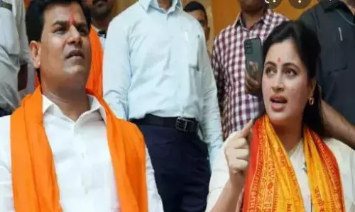राणा दाम्पत्य आणखी अडचणीत, आता BMCची नोटीस राणा दाम्पत्य आणखी अडचणीत, आता BMCची नोटीस
