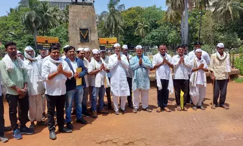 मंत्रालयासमोर शेतकऱ्यांच्या वेदनेची महाआरती आंदोलन; शेतकरी आंदोलकांना पोलिसांनी घेतले ताब्यात मंत्रालयासमोर शेतकऱ्यांच्या वेदनेची महाआरती आंदोलन; शेतकरी आंदोलकांना पोलिसांनी घेतले ताब्यात