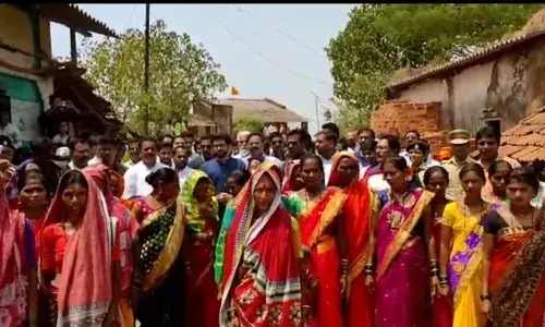 आदित्य ठाकरे समोर महिलांनी मांडली गाण्यातून पाणी टंचाईची व्यथा आदित्य ठाकरे समोर महिलांनी मांडली गाण्यातून पाणी टंचाईची व्यथा