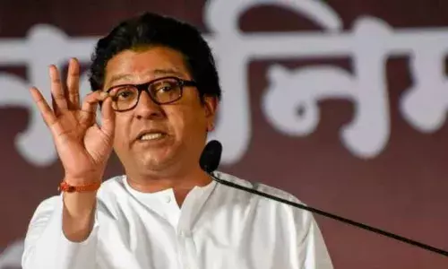 कुणी सत्तेचा ताम्रपट घेऊन आले नाही, उध्दव ठाकरे तुम्हीही नाही- राज ठाकरे कुणी सत्तेचा ताम्रपट घेऊन आले नाही, उध्दव ठाकरे तुम्हीही नाही- राज ठाकरे