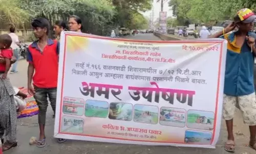 हक्कांच्या घरासाठी पारधी समाजाचा मुख्य रस्त्यावरच ठिय्या हक्कांच्या घरासाठी पारधी समाजाचा मुख्य रस्त्यावरच ठिय्या