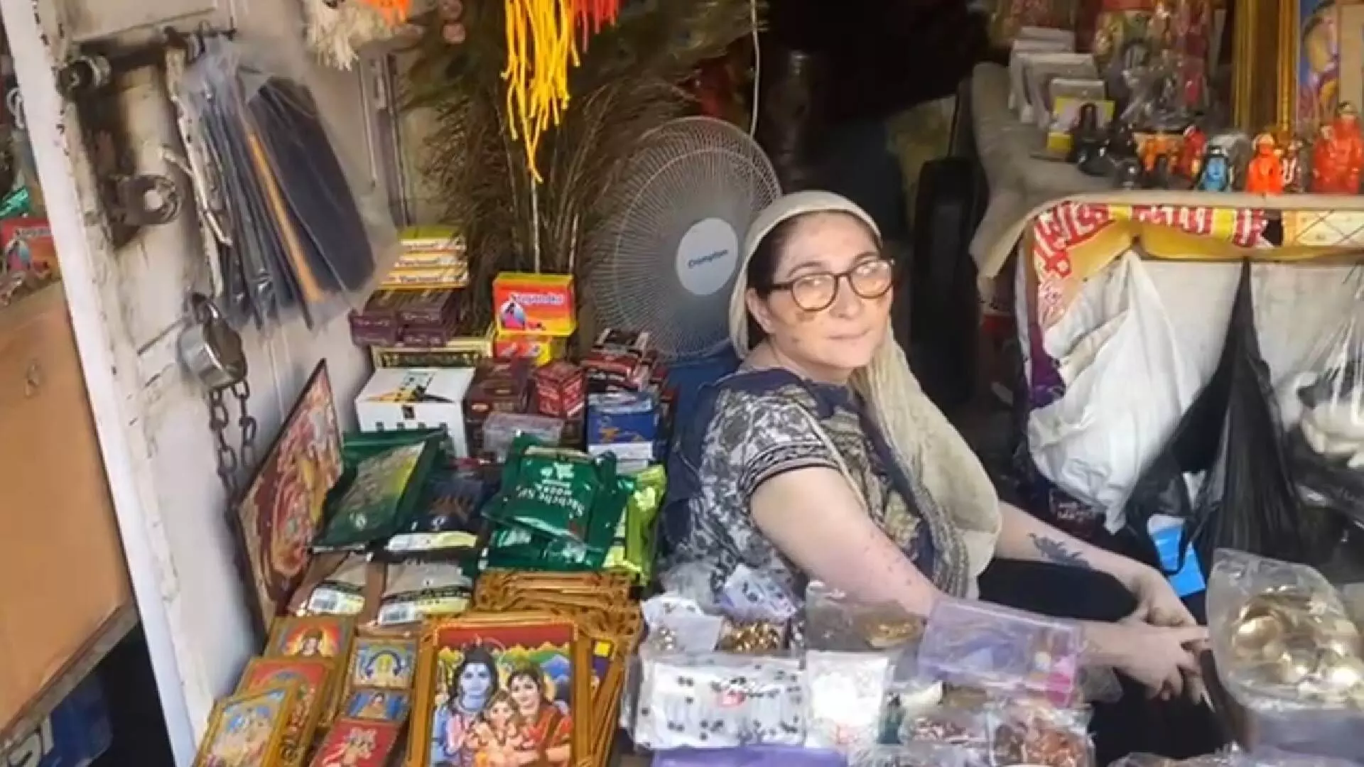 Exclusive: नवनीत राणा यांनी दर्शन घेतलेल्या हनुमान मंदीराबाहेरील व्यापारी महागाईने त्रस्त…