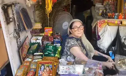 Exclusive: नवनीत राणा यांनी दर्शन घेतलेल्या हनुमान मंदीराबाहेरील व्यापारी महागाईने त्रस्त… Exclusive: नवनीत राणा यांनी दर्शन घेतलेल्या हनुमान मंदीराबाहेरील व्यापारी महागाईने त्रस्त…