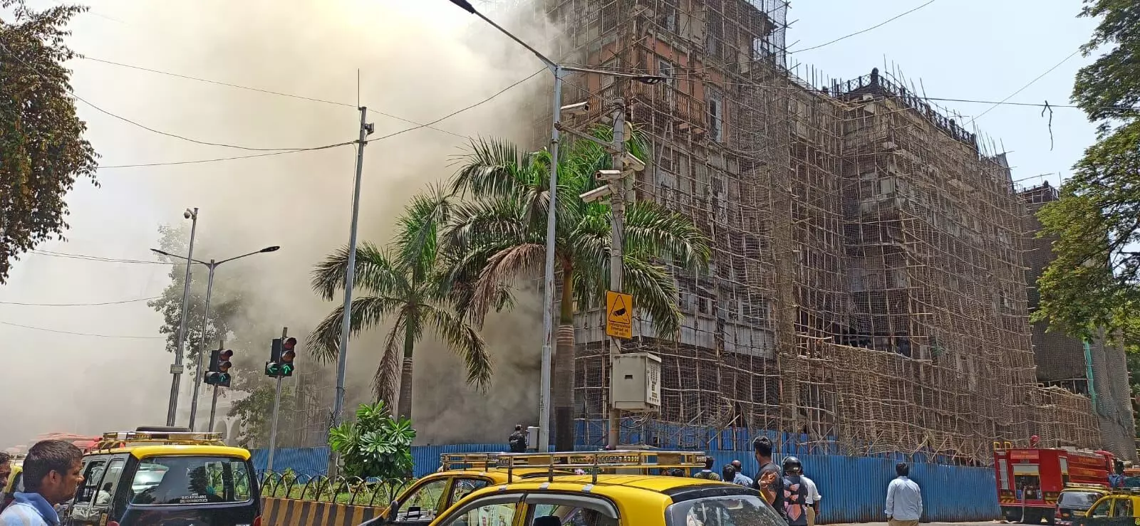 मुंबई सत्र न्यायालय परीसरातील इमारतीला मोठी आग